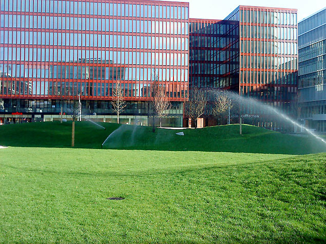 Bewässerung von großen Rasenflächen mit Getriebe-Versenkregner, Hamburg Hafencity