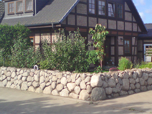 Natursteinmauer aus Findlingen