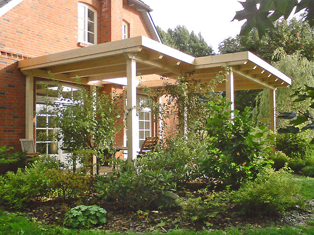 Terrasse mit Terrassendach in Holzständerbauweise