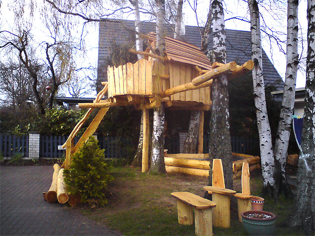 Baumhaus mit Sonnenterrasse und Kleinkinder-Spielplatz