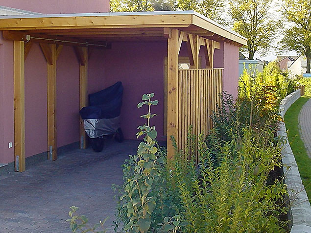 Carport am Wohnhaus mit Dachbegrünung und Nebengebäude in Massivbauweise für die ganzjährige Nutzung