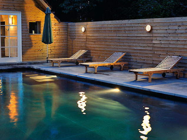 Pool mit Über- und Unterwasserbeleuchtung