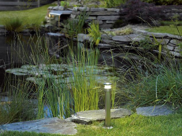 Teich mit Licht in Szene gesetzt