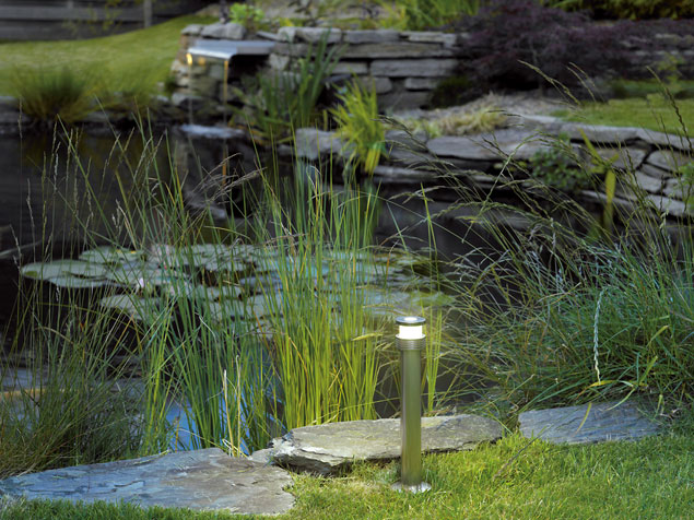 Teich mit Licht in Szene gesetzt
