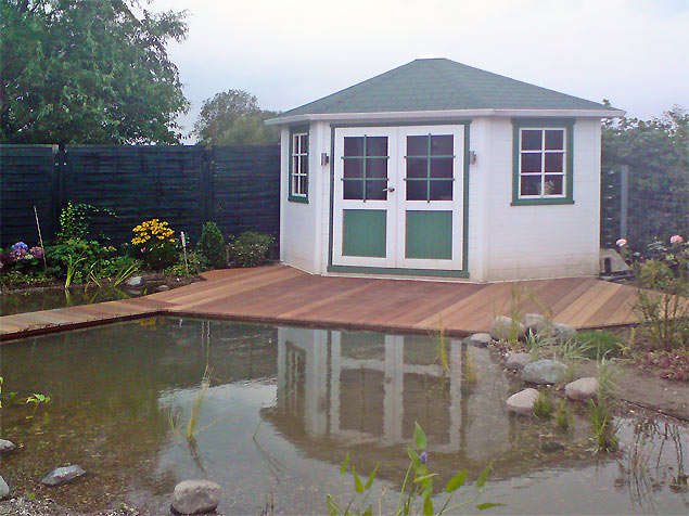 Gartenhaus mit Holzterrasse