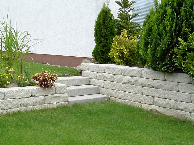 Stützmauer aus Betonstein-Mauersystem