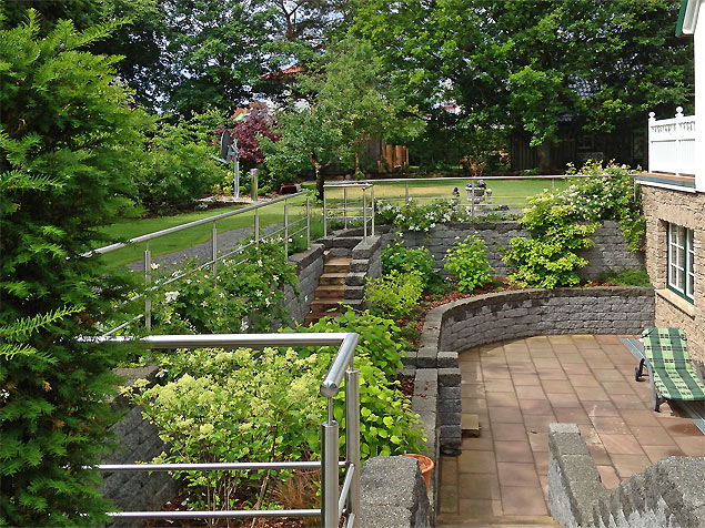 Senkgartenbepflanzung mit Hortensien und Ramblerrosen