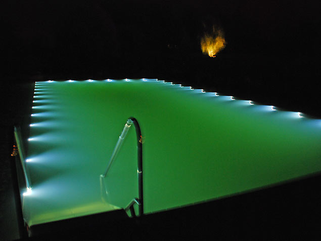 Unterwasserbeleuchtung, Schwimmteich eines Hotels