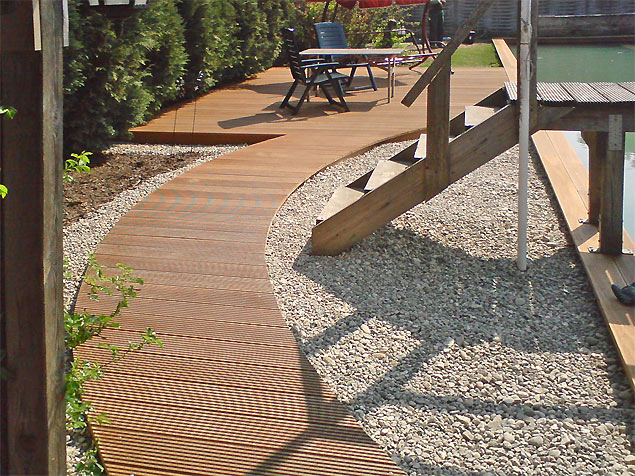 Sonnenterrasse am Schwimmteich