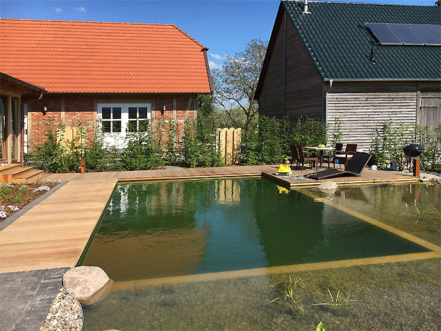 Wege und Café-Terrasse am Badeteich aus Ipe-Dielen