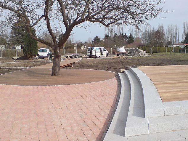 Holzterrassen in Kombination mit Pflasterung und Natursteinstufen